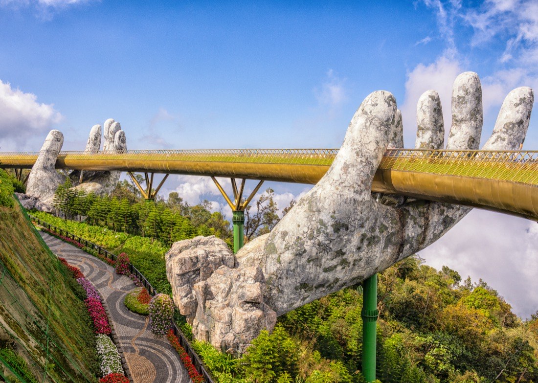 바나힐 골든브릿지 — 두 손이 떠받친 황금 다리